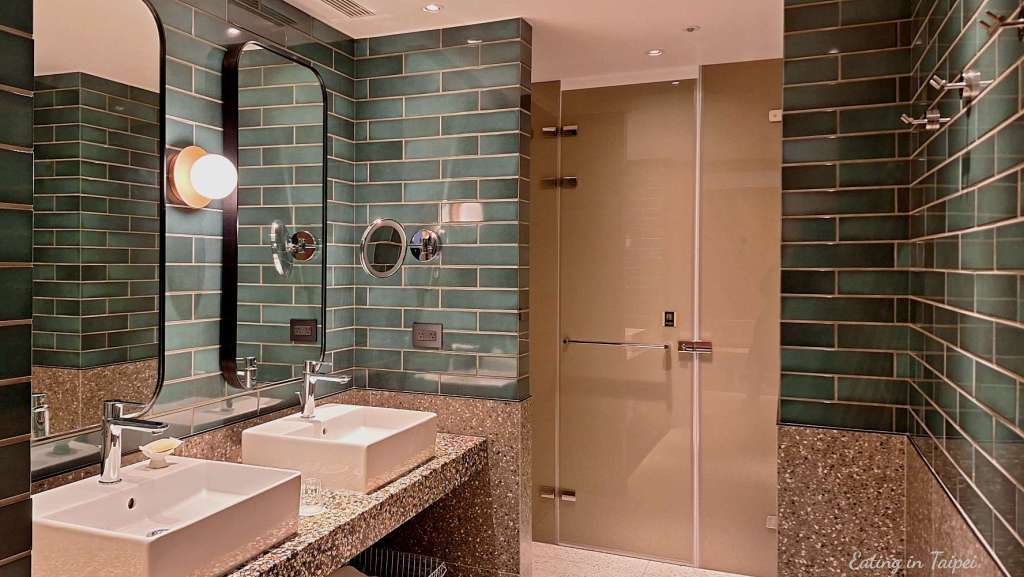 Just Sleep Tainan Grand Deluxe Family Suite bathroom